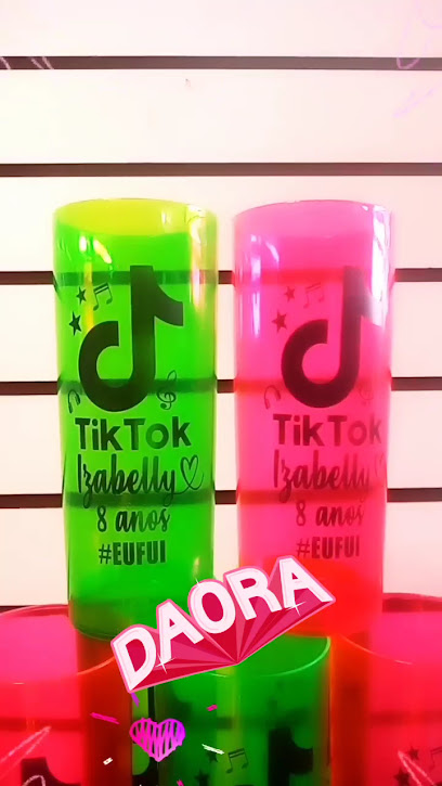Amostra real de personalização da Sublime: peças neon com cores vivas e aplicação temática com nome e ocasião.